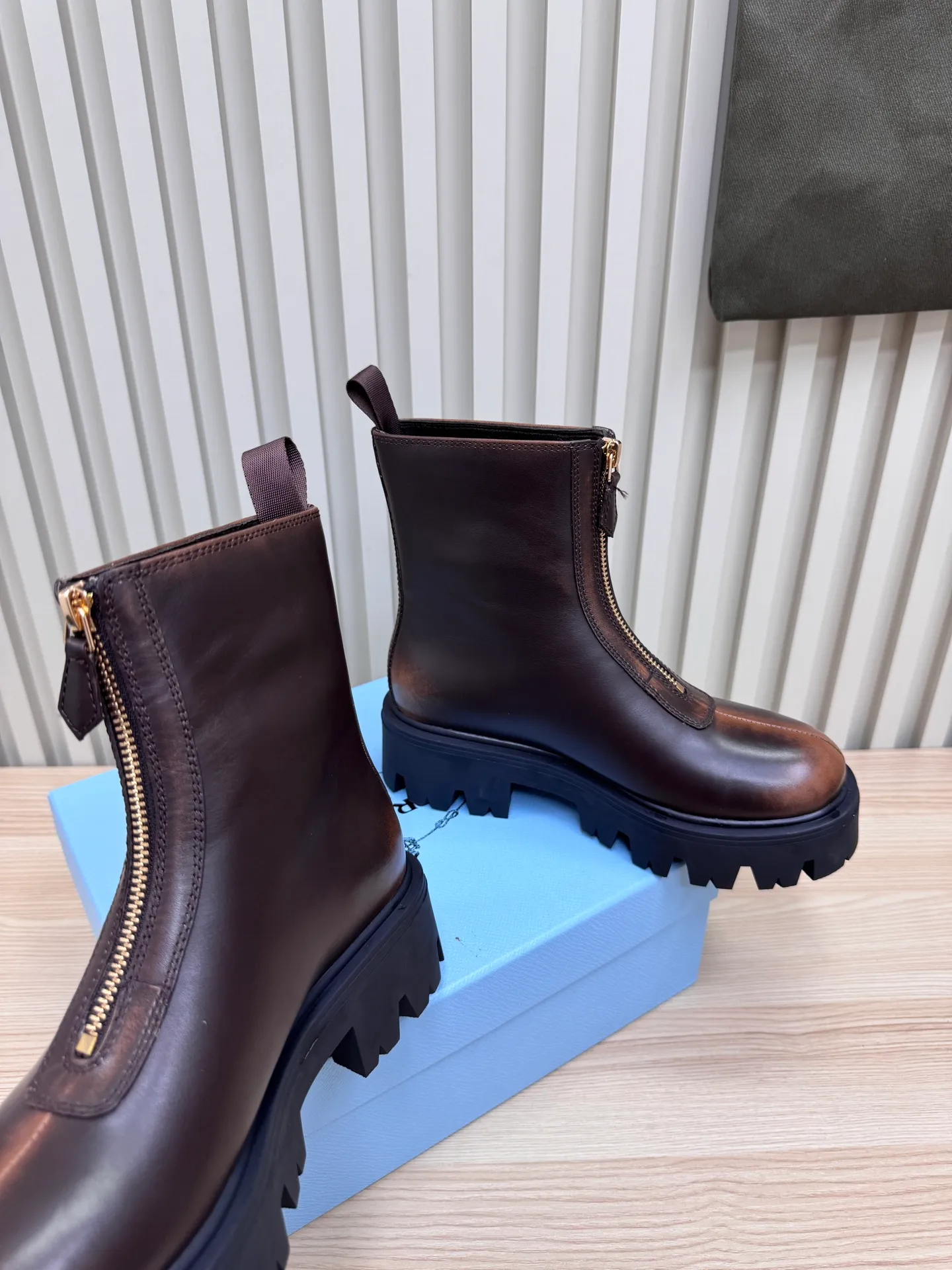👟👟Ex-factory price 680👟👟 Prada / Prada couple's Martin boots are here, comfortable and elegant to wear. The original molded outsole of the counter is 1:1 replica. It is made of non-slip and wear-resistant imported TPU tin mold vacuum outsole. Tank-shaped thick sole. Fabric: imported anti-explosion cowhide. Lining: imported mixed sheepskin lining. Sheepskin foot pads. Outsole: tin molded beef tendon sole. Code number: 35-41 (42 customized)